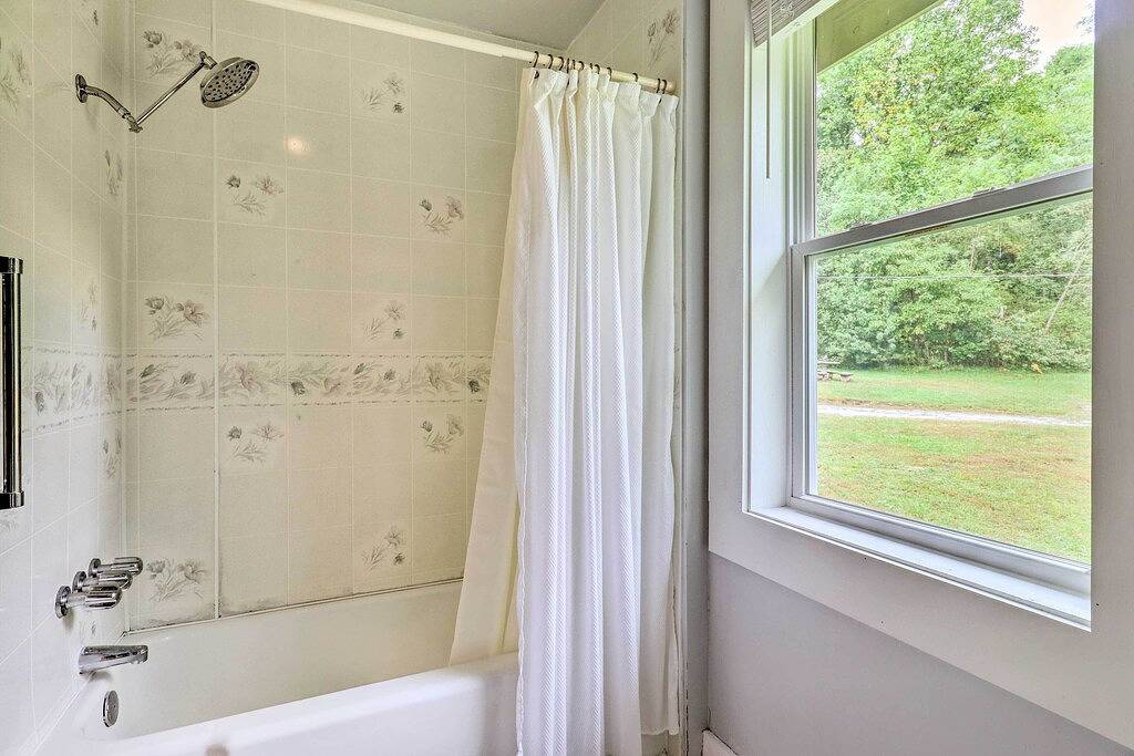 2 Mi to Ski Sapphire: Pet-Friendly Cashiers Cabin in Jackson County