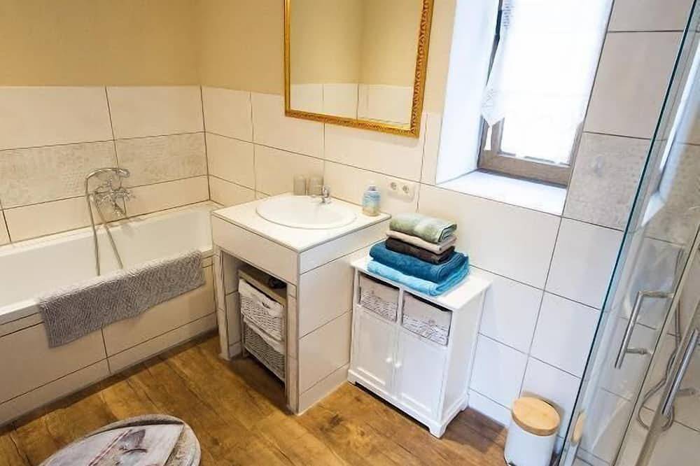 Apartamento inteiro, New, modern furnished vacation home (50 sqm) for 2 persons with fully equipped kitchen in Arnbruck, Baviera Oriental