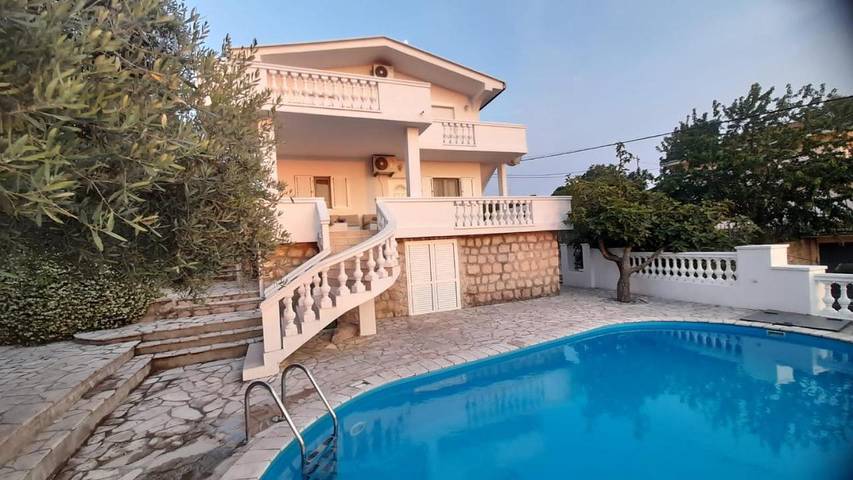 Chalet para 14 personas, con vistas además de jardín y piscina - 1