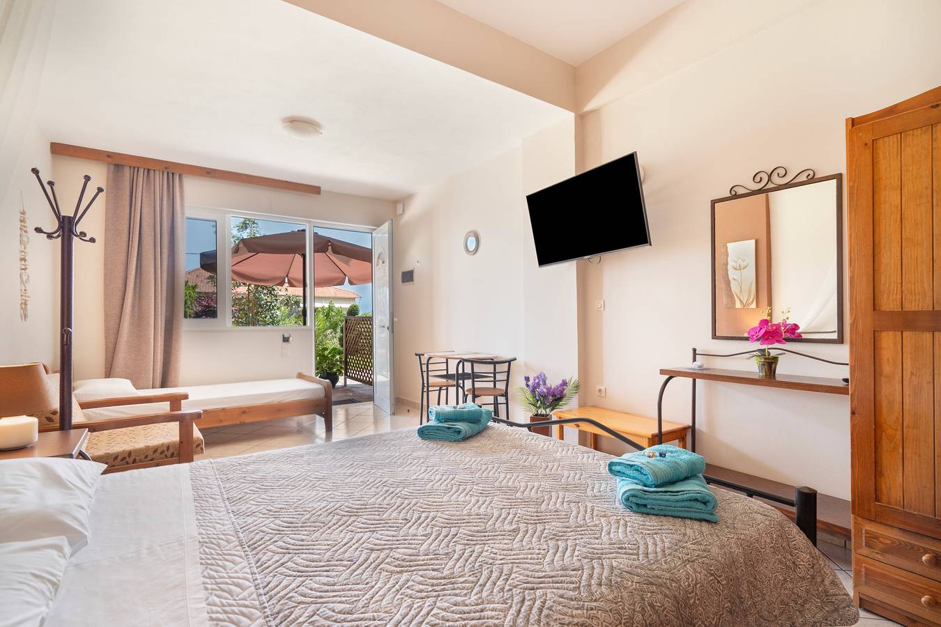 Entire studio, Studio Apartment '4 Adults No 8' with Sea View, Wi-Fi and Air Conditioning in Nikiana, Alexandros