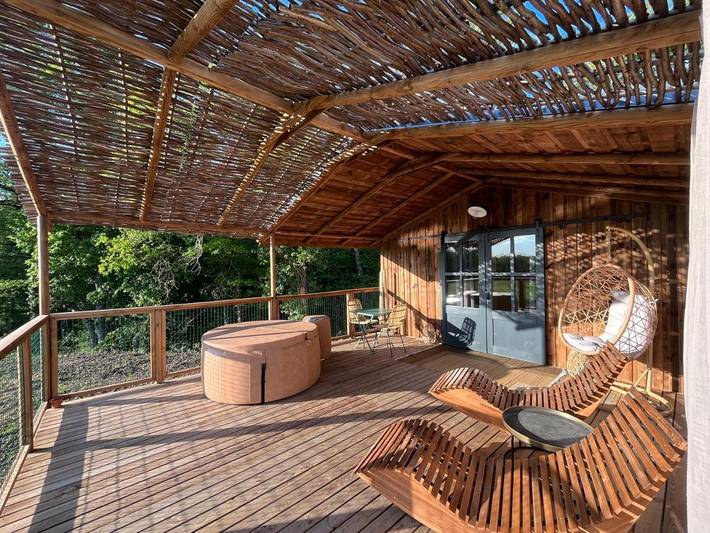 Camping pour 4 personnes, avec Terrasse et Jardin ainsi que Piscine et Vue en Indre-et-Loire