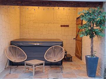 Gîte pour 4 personnes, avec terrasse et jacuzzi à Meynes
