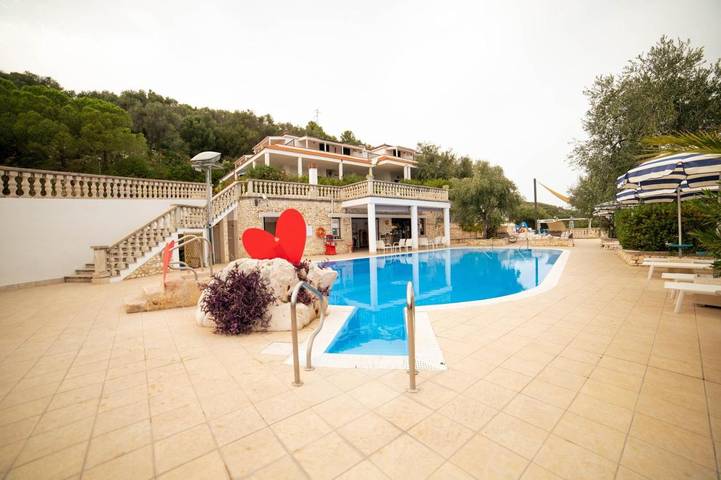 Apartahotel para 6 personas, con jardín además de jacuzzi y piscina en Apulia