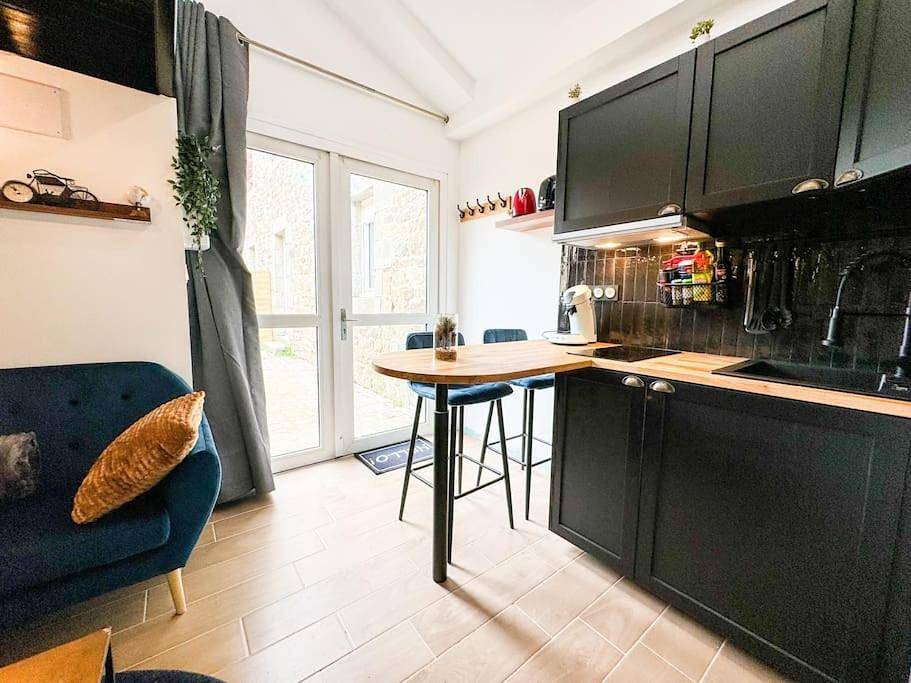 Appartement entier, Suite romantique Jacuzzi privatif chauffé à 37 Gare in Guingamp, Région de Guingamp