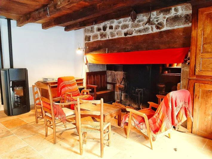 Location de vacances pour 4 personnes, avec balcon ainsi que jardin et vue à Mandailles-Saint-Julien - 2