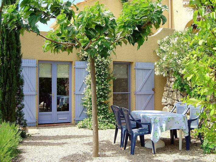 Gîte pour 4 personnes, avec terrasse ainsi que piscine et jardin