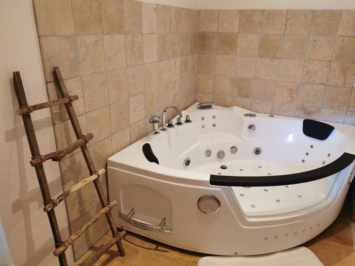 Appartement entier, La Bastide du Capelier - Gîte pour 4 personnes avec baignoire balnéothérapie in Salernes, Région de Draguignan