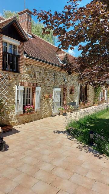 Chambre d’hôte pour 2 personnes, avec jardin ainsi que jacuzzi et piscine à Anjouin