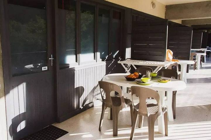 Appartement de vacances pour 3 personnes, avec terrasse et piscine, animaux acceptés