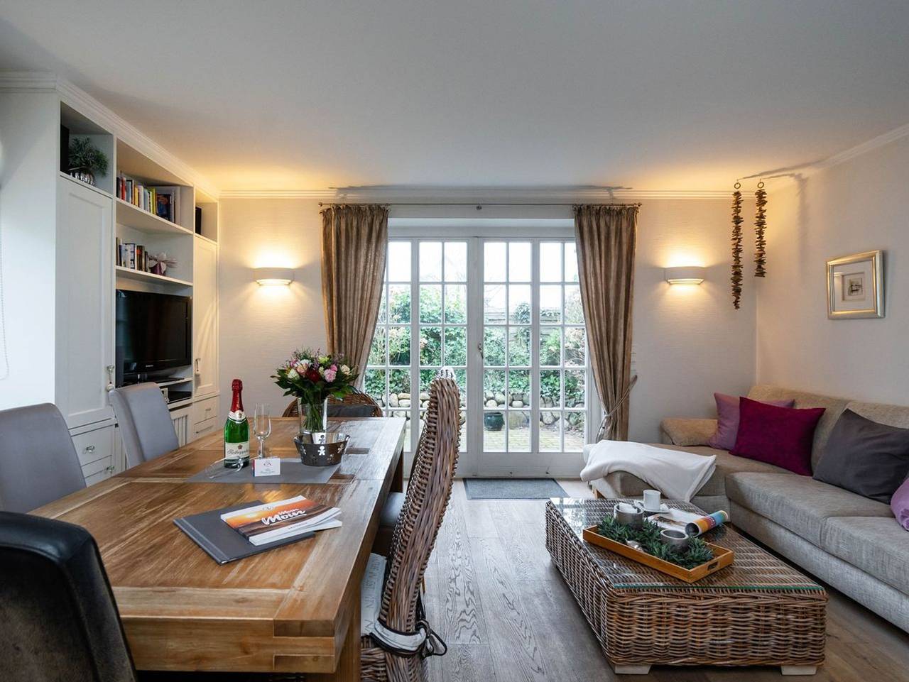 Haus Hermes Hüs - Sylt ist wertvoller Lebensraum und wohltuender Urlaubsort, ein paradiesisches Refugium, das im Grunde keinen von uns braucht. Wir hingegen, jene, die seit jeher diese Verbindung spüren, wir brauchen die Insel. in Wenningstedt, Sylt