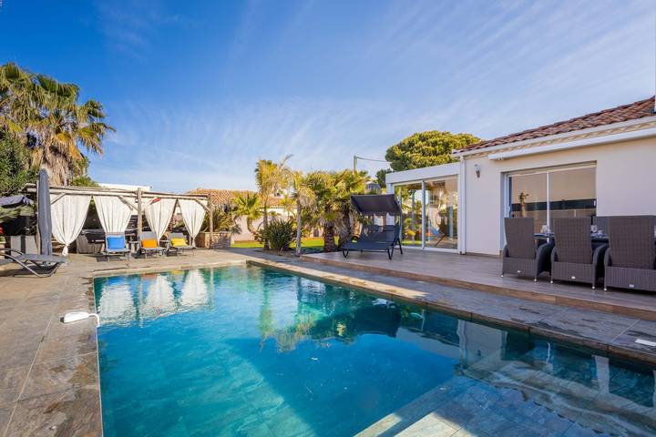 Villa pour 10 personnes, avec jacuzzi ainsi que piscine et jardin, adapté aux familles à Agde