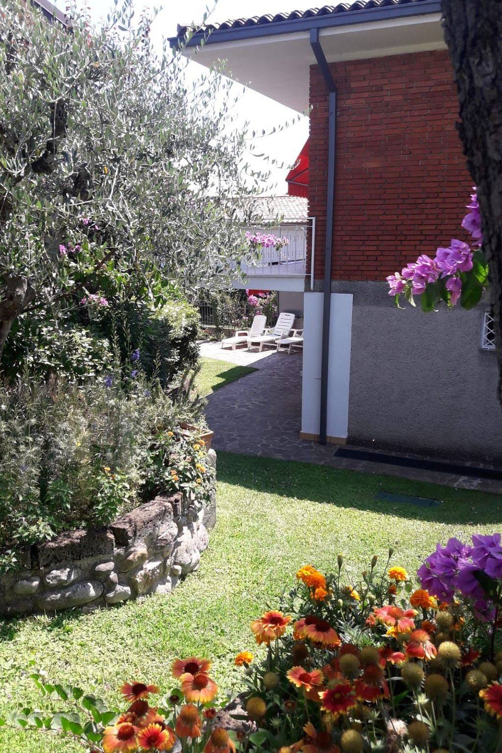 Apartamento entero, Heliopolis' Wohnung mit Dachterrasse in Manerba del Garda, Montañas Garda