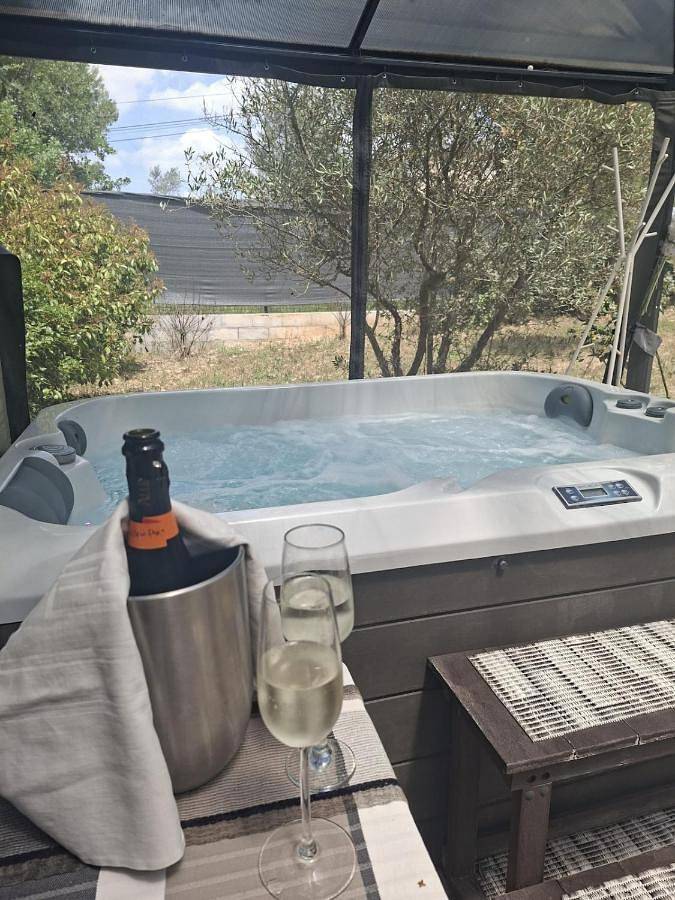 Bulle et jacuzzi privés sous les étoiles in Trans-en-Provence, Région de Draguignan