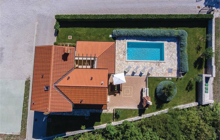Geräumige Ferienwohnung mit Pool und Terrasse, 300 m vom Stadtzentrum von Kunj entfernt in Raša, Ostküste Istrien