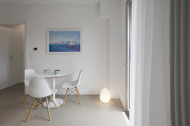 Appartamento intero, Appartamento Baseventuno 4 con Wi-Fi, aria condizionata, balcone e piscina in Sirmione, Prealpi Gardesane