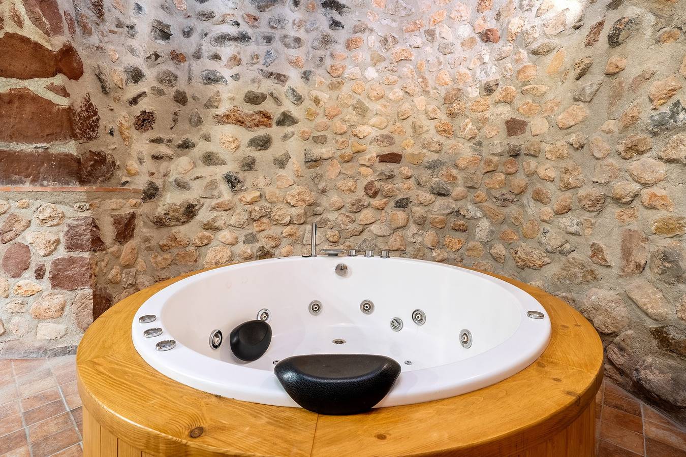 Maison de charme avec jacuzzi + services de camping inclus in Mont-roig del Camp, Costa Dorada
