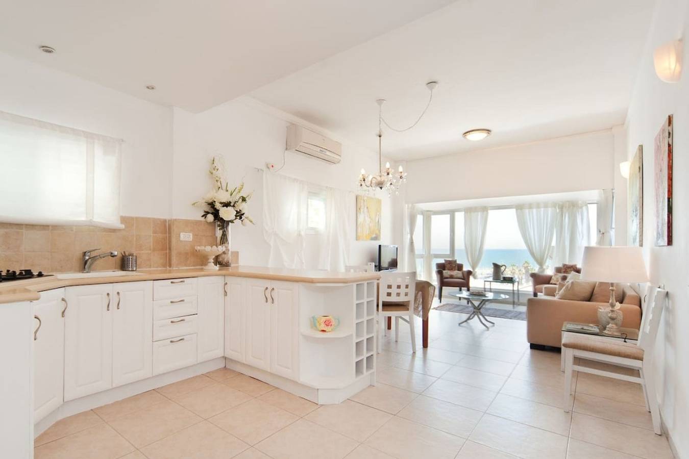 Entire apartment, Bright and Charming 1Br Apt w Sea Views Near Shore in Tel Aviv, Tel Aviv District