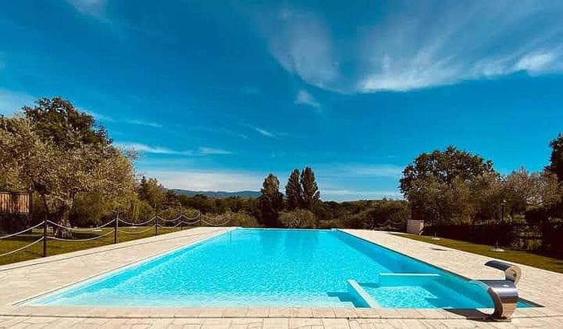 Location de vacances pour 4 personnes, avec jardin ainsi que piscine et jacuzzi à Fara in Sabina