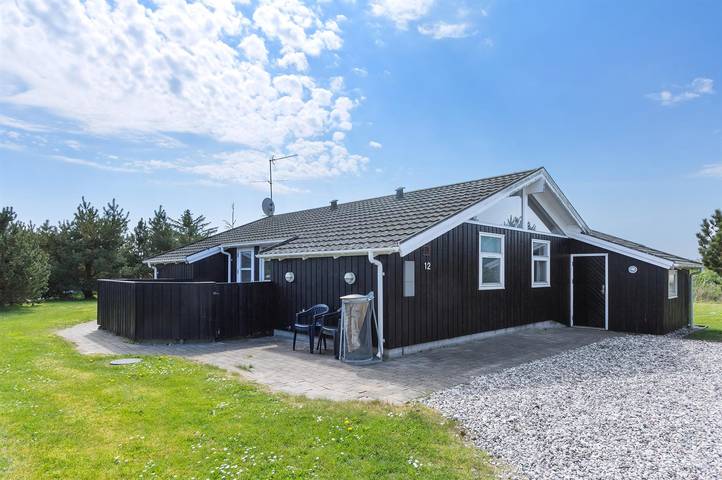 Ferieudlejning for 6 personer, med jacuzzi og sauna samt terrasse i Lyngså