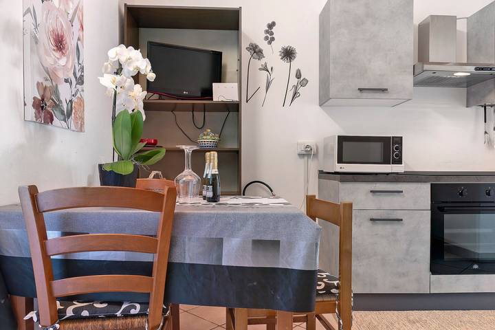 Estúdio inteiro, Apartamento 'Casa Arianna' com Vista Montanha, Jardim Privado e Wi-Fi in Laveno-Mombello, Lago Maggiore (Lombardia)