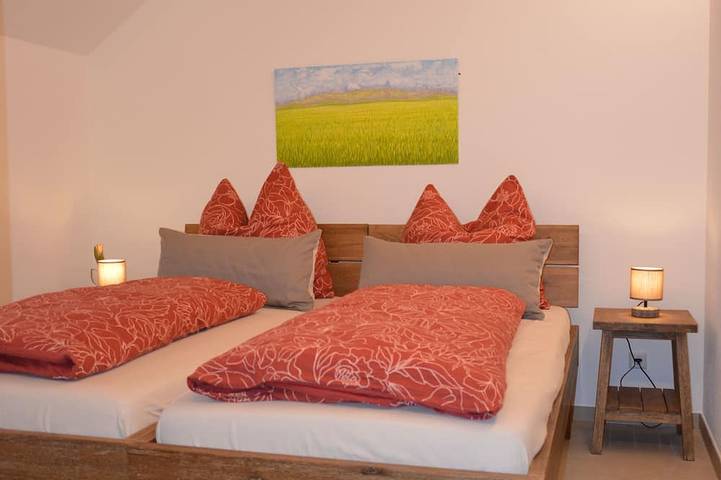 Ganze Wohnung, Ferienwohung 2 Zi, 67 qm, 2-6 Pers,großer Balkon, an der Aach, am Bodensee in Singen, Hegau