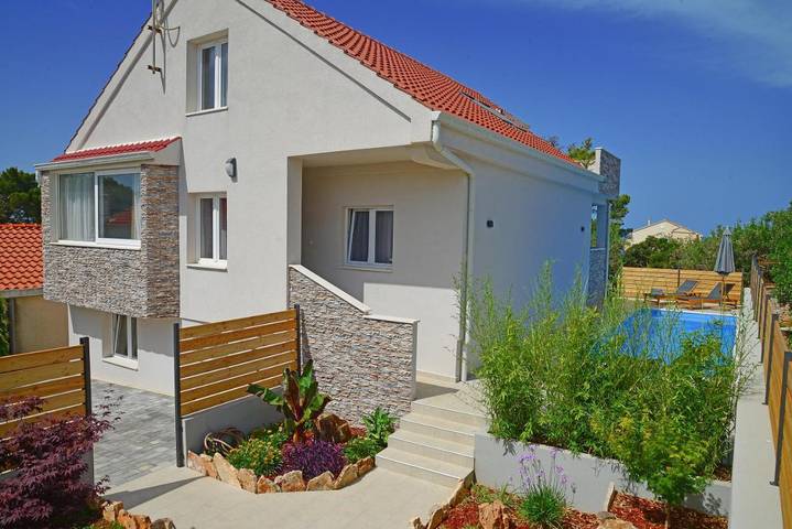 Villa pour 8 personnes, avec vue ainsi que jardin et piscine à Maslinica - 3