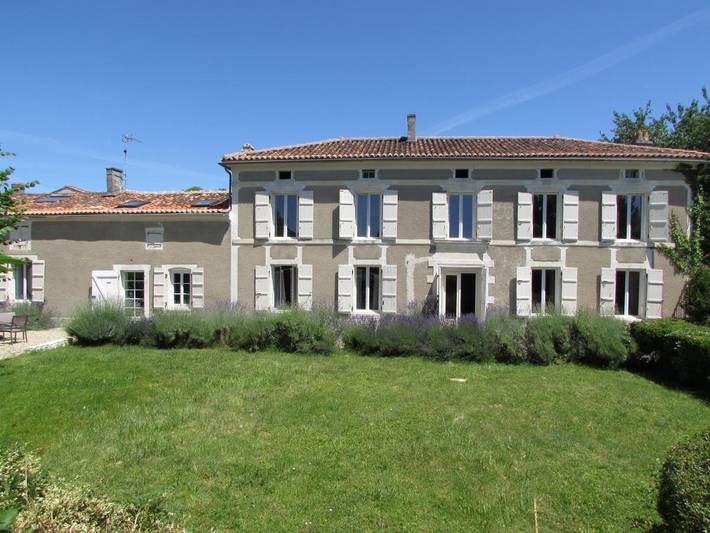 Gîte pour 10 personnes, avec jardin ainsi que piscine et vue à Aumagne - 4