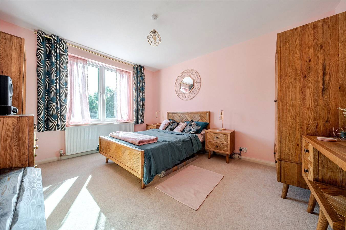 London Suburb Home, Sleeps 7 - Great Connections in Dartford, Kent