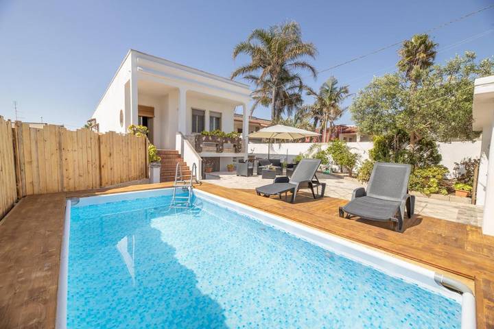 Villa per 9 persone, con piscina e balcone in Marina di Mancaversa