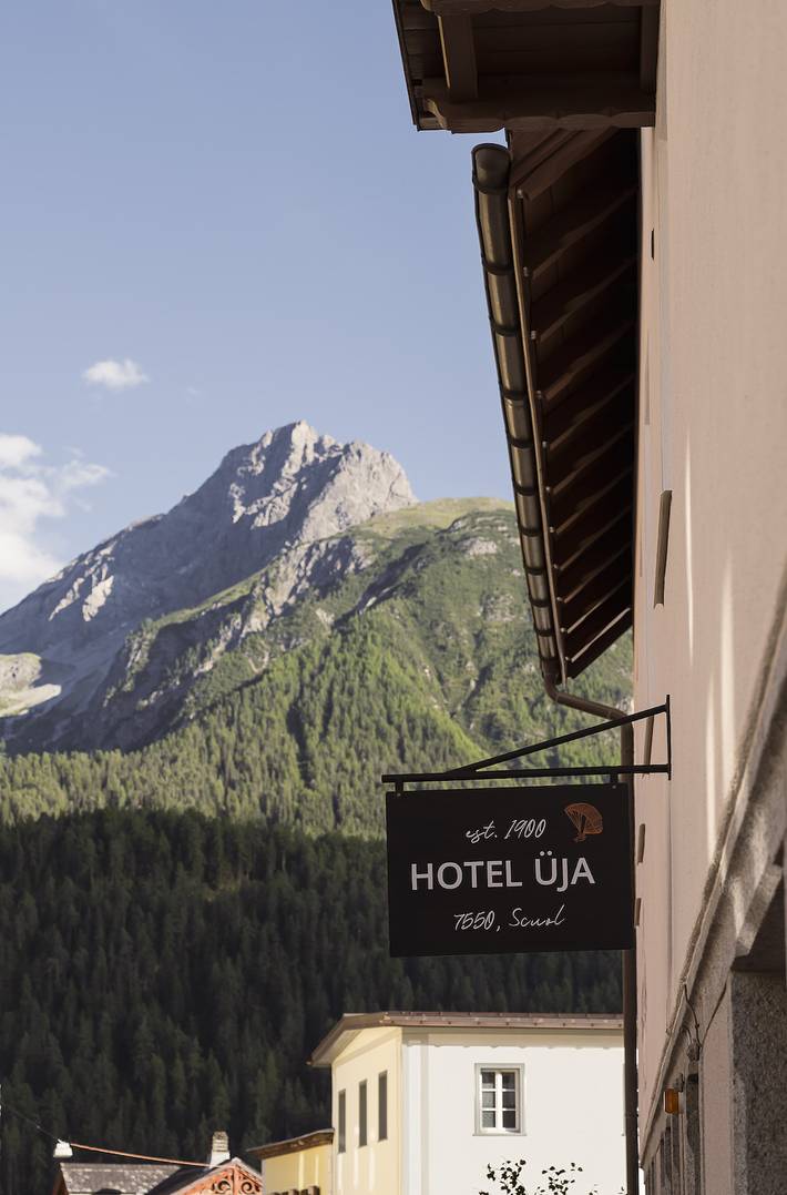 Boutique Hotel Üja - Doppelzimmer mit Balkon in Scuol, Unterengadin