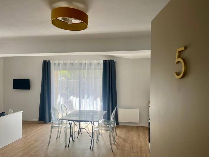 Location de vacances pour 2 personnes, avec terrasse ainsi que piscine et vue à Falleron - 2