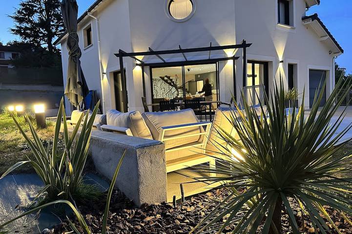 Gîte pour 8 personnes, avec jardin ainsi que jacuzzi et terrasse dans La Queue-lez-Yvelines