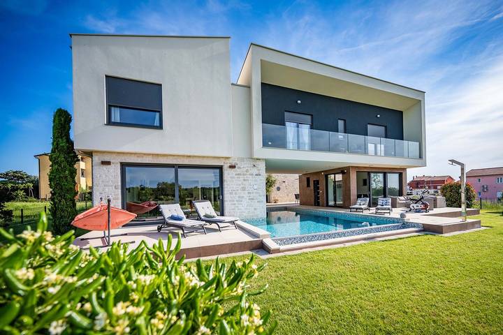 Villa für 8 Personen, mit Garten und Pool in Novigrad