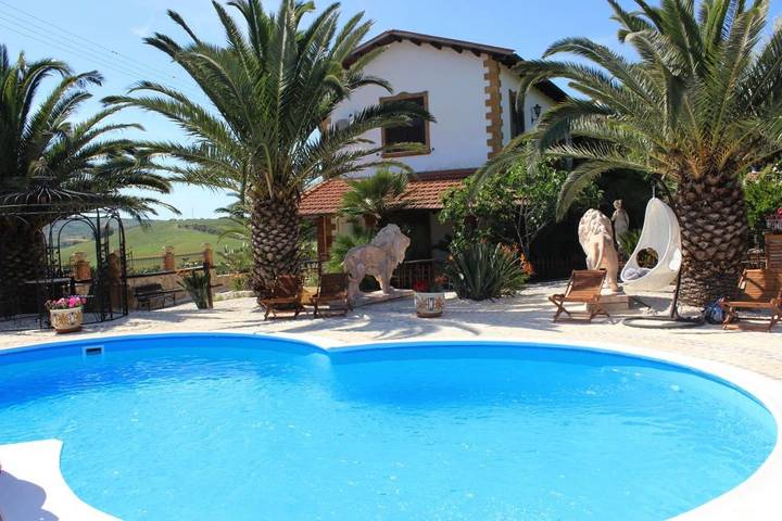 Privatzimmer für 2 Personen, mit Balkon und Terrasse sowie Garten und Pool