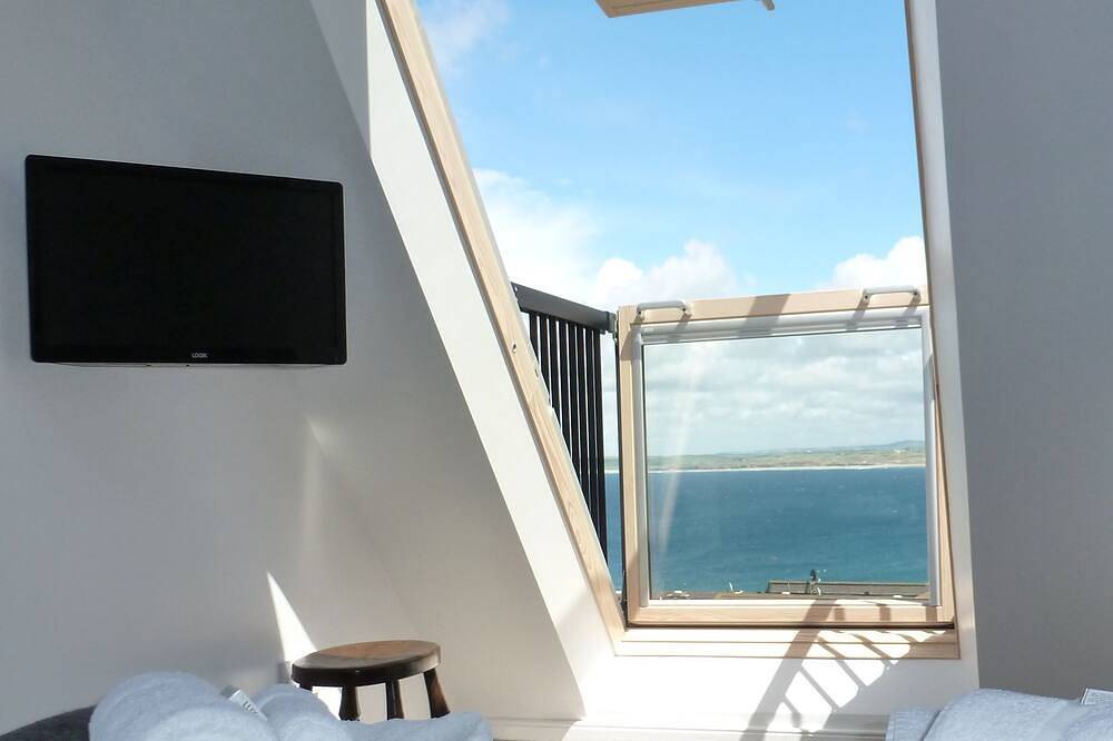 Channings St Ives, Sleeps 10-12 Panoramic Sea Views and Parking in St. Ives, Cornwall