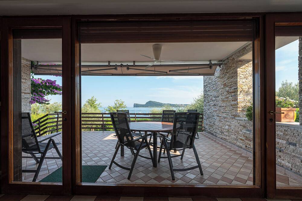 Villa directly by the lake with garden. in San Felice del Benaco, Montagnes autour du lac de Garde