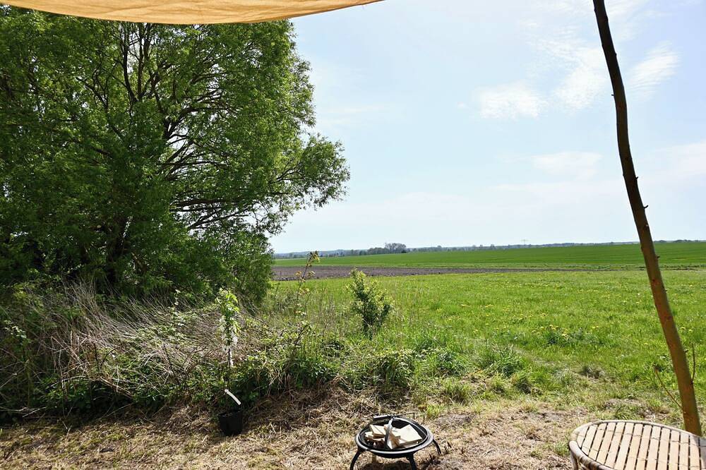 Bienen-Wagen mit Kamin & Sauna\nganzjährig nutzbar im Naturgarten in Dargun, Mecklenburgische Seenplatte