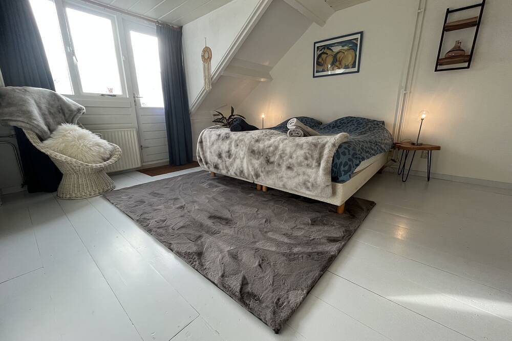 This property is a true prime location in the Green Heart with waterfront terrace in Rijpwetering, Groene Hart