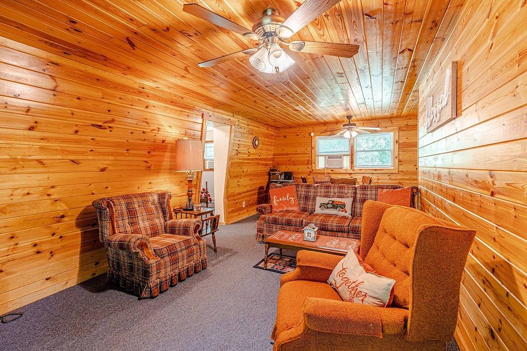 Waterfront Cabin - Family and Dog Friendly in Seneca Rocks