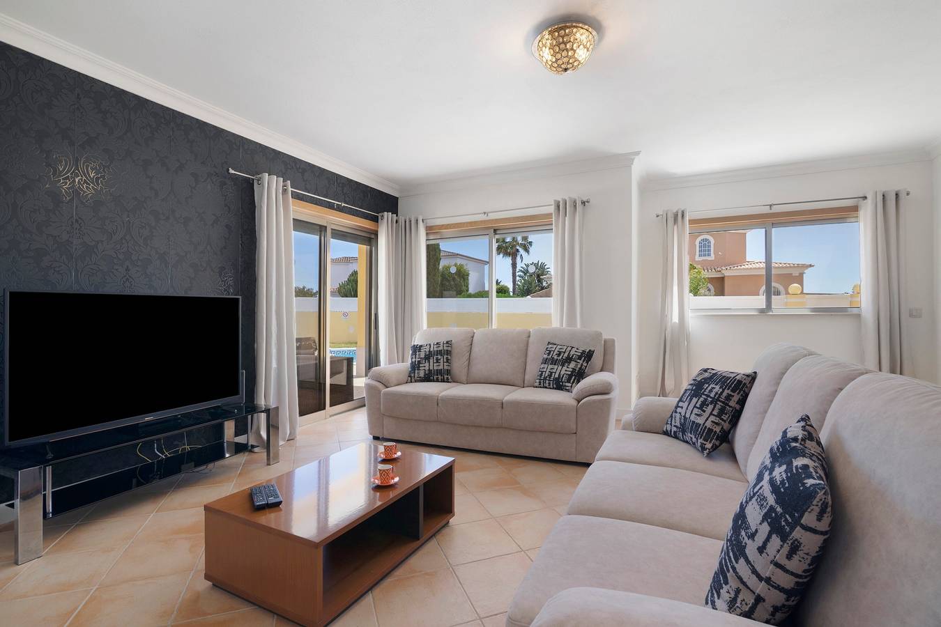 V4 with Private Pool in a Peaceful Location in Guia, Faro District
