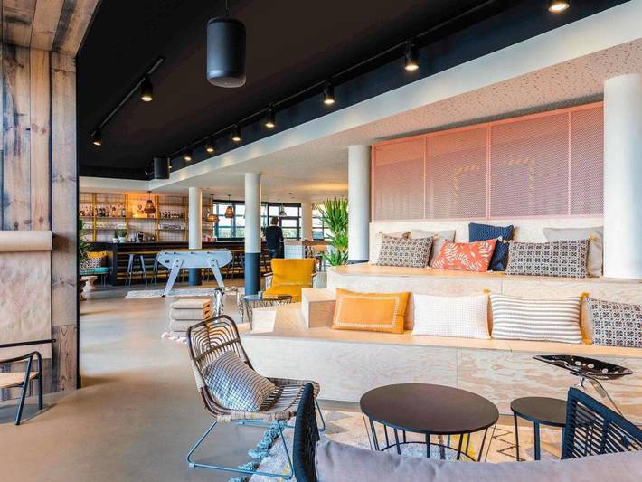 Hôtel pour 2 personnes, avec Terrasse et Piscine à Meyzieu