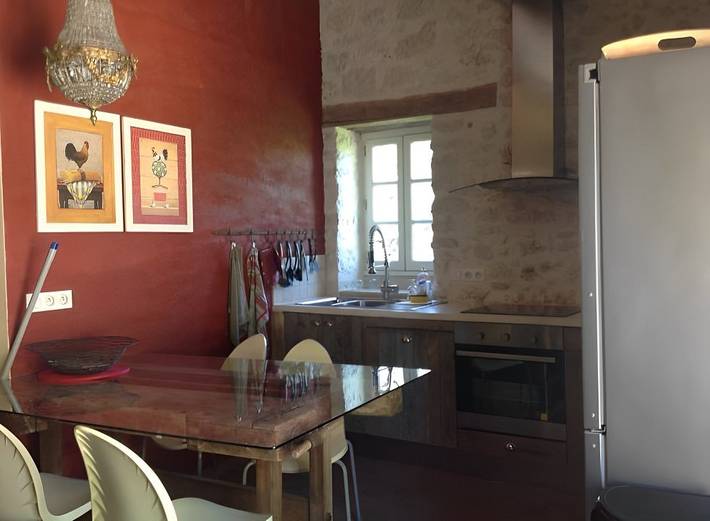 Gîte pour 4 personnes, avec terrasse ainsi que piscine et jardin, animaux acceptés