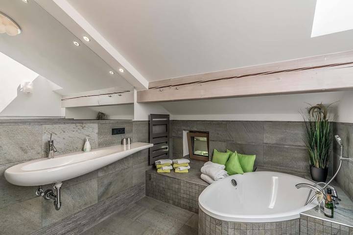 Ganze Wohnung, Ambiente, 53 qm Dachgeschoss, 1 separates Schlafzimmer in Bad Endorf, Chiemsee