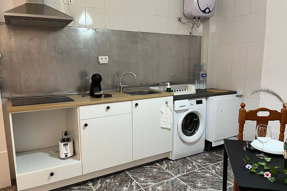 Apartamento entero, Espacioso loft en el corazón de un pueblo tranquilo y vivaz de playa. in Las Galletas, Tenerife Sur