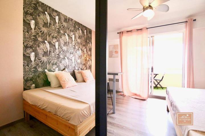 Appartement de vacances pour 2 personnes, avec terrasse ainsi que piscine et bassin pour enfant
