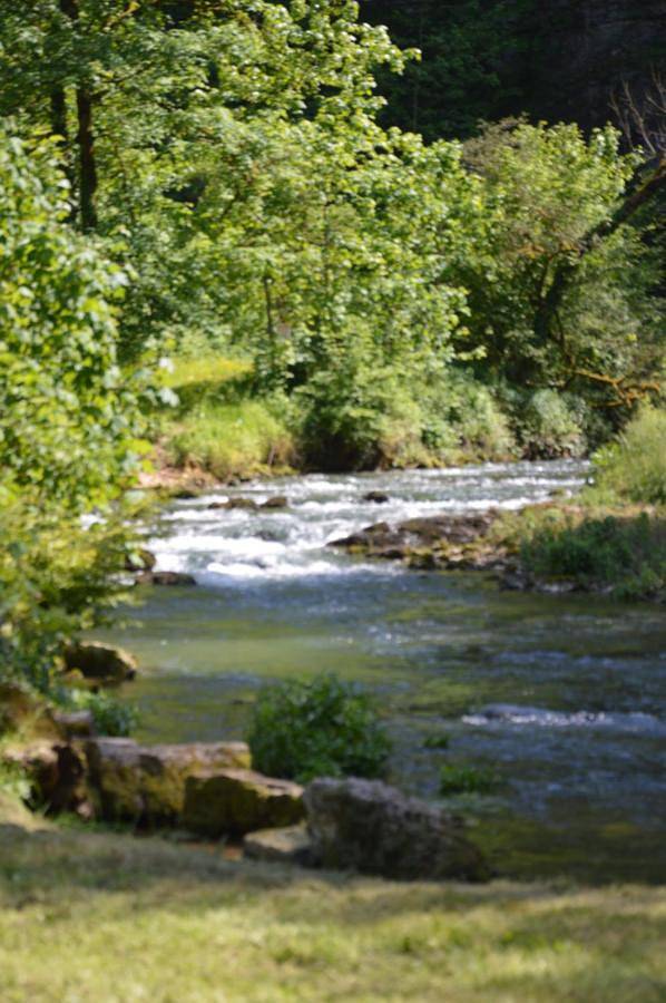 Ferienwohnung für 2 Personen, mit Terrasse und Garten sowie Pool und Ausblick in Doyenné de la Vallée du Doubs