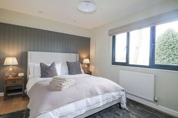 Log Cabin for 4 People in Surrey Hills, South East England, Photo 1