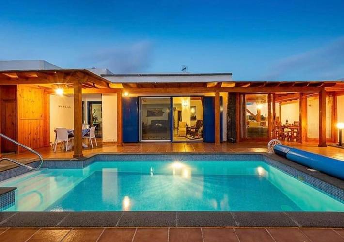 Chalet para 8 personas, con jardín además de vistas y piscina en Lanzarote