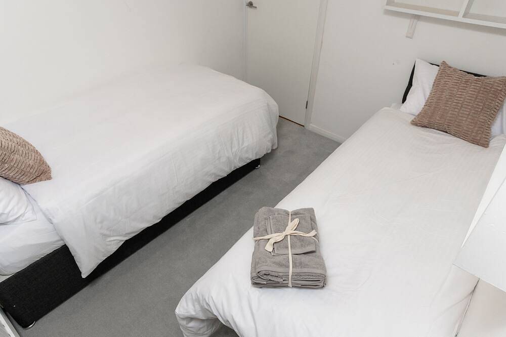 Luxury Virginia Water 3Br | Thorpe Park | Heathrow in Thorpe Park, Surrey