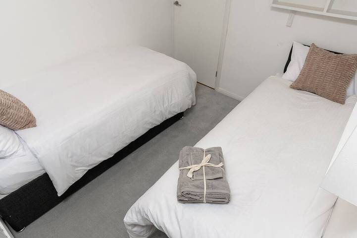 Luxury Virginia Water 3Br | Thorpe Park | Heathrow in Thorpe Park, Surrey